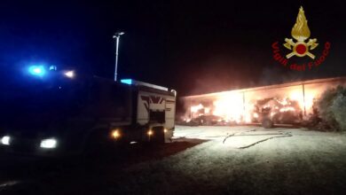 Vigili del Fuoco al lavoro sull'incendio dei capannoni di foraggio a Guamaggiore