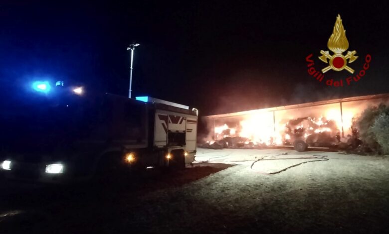 Vigili del Fuoco al lavoro sull'incendio dei capannoni di foraggio a Guamaggiore