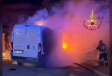 Vigili del Fuoco spengono l'incendio di un furgone ad Assemini