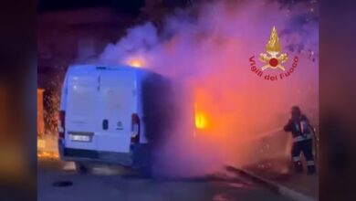 Vigili del Fuoco spengono l'incendio di un furgone ad Assemini