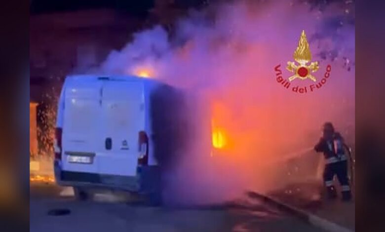 Vigili del Fuoco spengono l'incendio di un furgone ad Assemini