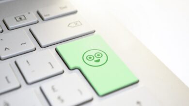 Tastiera di un computer portatile con un tasto verde con faccina sorridente