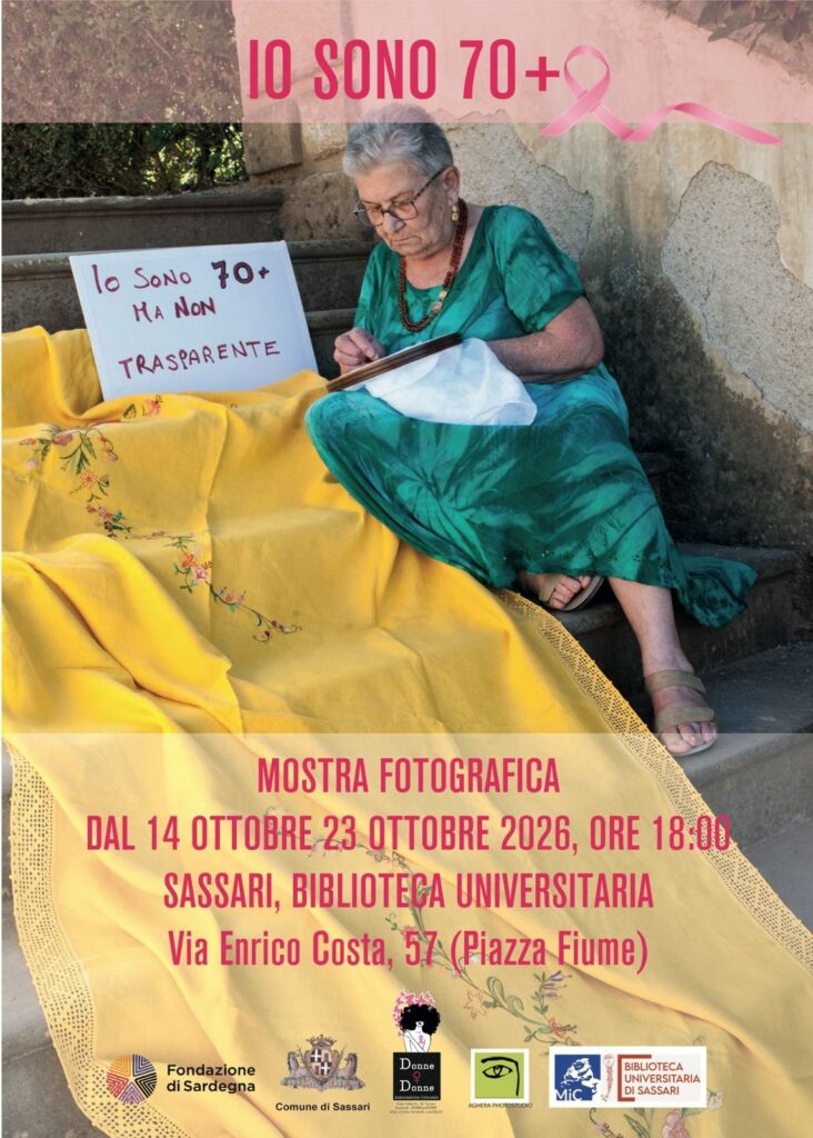 Locandina della mostra fotografica "Io sono 70+" alla Biblioteca Universitaria di Sassari, dal 14 al 23 ottobre 2026