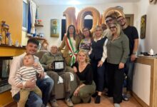Leonardo Bax festeggia i 100 anni con i familiari e la vicesindaca di Oristano Maria Bonaria Zedda