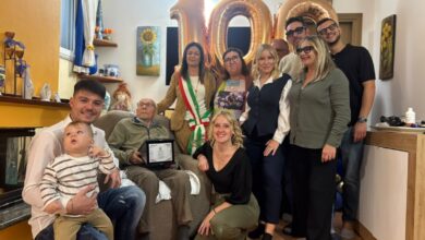 Leonardo Bax festeggia i 100 anni con i familiari e la vicesindaca di Oristano Maria Bonaria Zedda