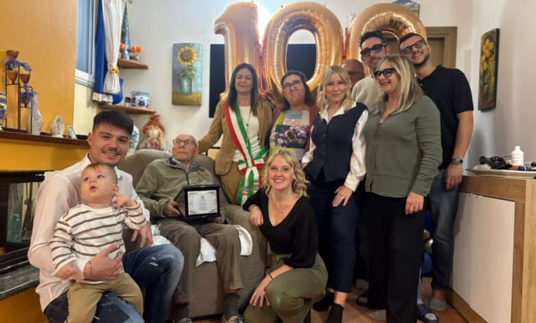 Leonardo Bax festeggia i 100 anni con i familiari e la vicesindaca di Oristano Maria Bonaria Zedda