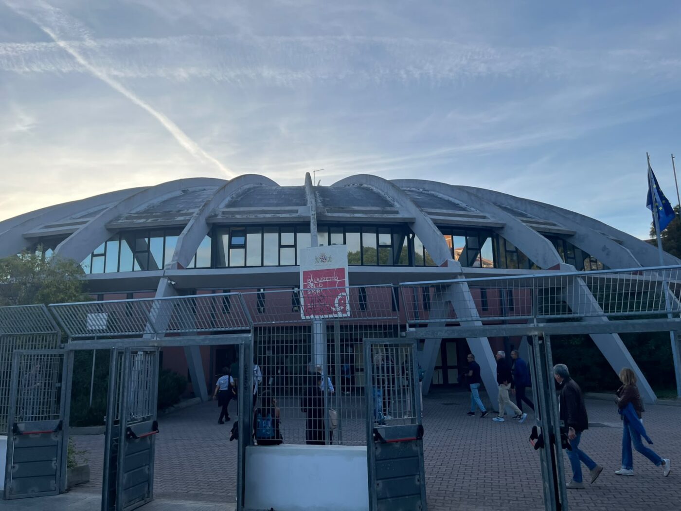 L'ingresso del Palazzetto dello Sport di Cagliari