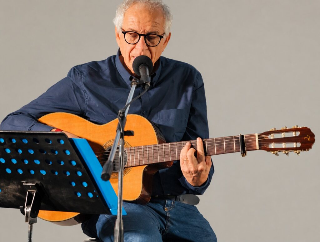Il cantautore e chitarrista Paolo Capodacqua