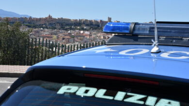 Auto della Polizia di Stato con vista su Cagliari