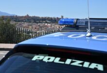 Auto della Polizia di Stato con vista su Cagliari