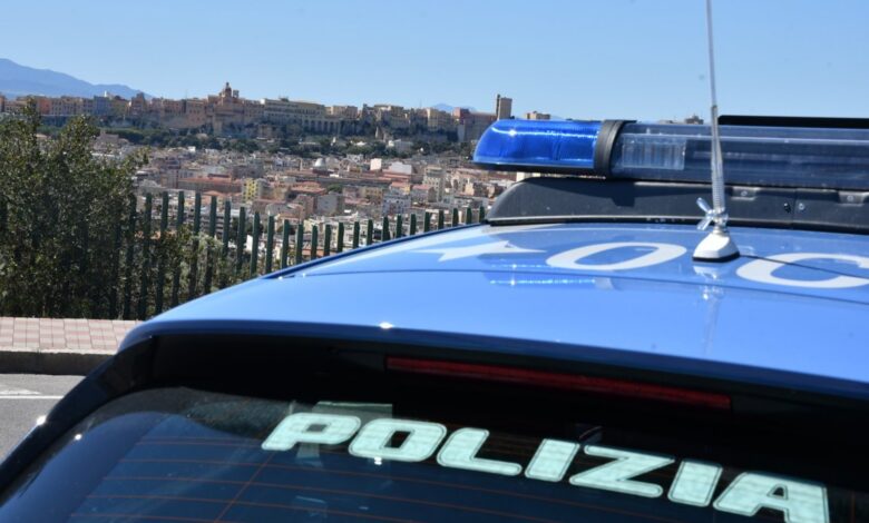 Auto della Polizia di Stato con vista su Cagliari
