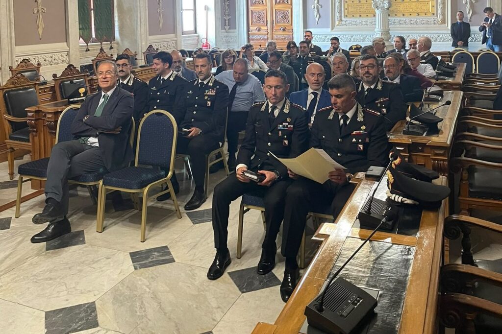 Ufficiali dei Carabinieri e magistrati in sala durante il seminario nella Prefettura di Cagliari