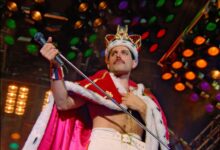 Freddie Mercury sul palco del Népstadion di Budapest nel 1986