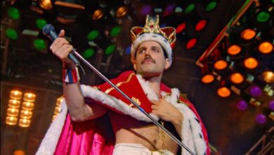 Freddie Mercury sul palco del Népstadion di Budapest nel 1986
