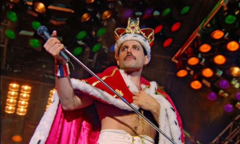 Freddie Mercury sul palco del Népstadion di Budapest nel 1986