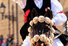Su Componidori a cavallo con la stella in mano durante la Sartiglia di Oristano