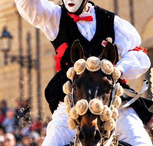 Su Componidori a cavallo con la stella in mano durante la Sartiglia di Oristano