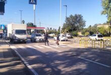 Un agente della Polizia locale regola un attraversamento pedonale davanti al cimitero di Sassari