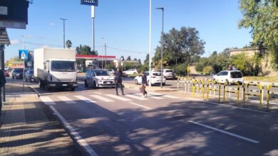 Un agente della Polizia locale regola un attraversamento pedonale davanti al cimitero di Sassari