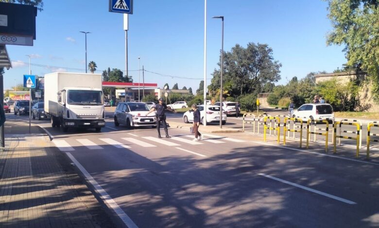 Un agente della Polizia locale regola un attraversamento pedonale davanti al cimitero di Sassari