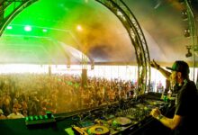 Tommyknocker in consolle davanti al pubblico di un festival