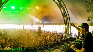 Tommyknocker in consolle davanti al pubblico di un festival