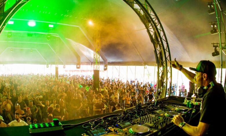 Tommyknocker in consolle davanti al pubblico di un festival