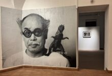 Il ritratto di Nobuyoshi Araki all'ingresso della mostra Secret Pages alla Pinacoteca Carlo Contini di Oristano