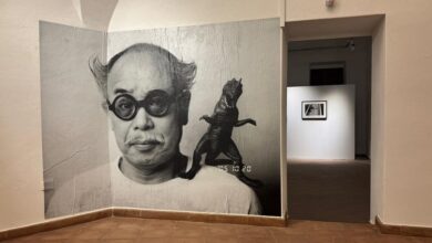Il ritratto di Nobuyoshi Araki all'ingresso della mostra Secret Pages alla Pinacoteca Carlo Contini di Oristano