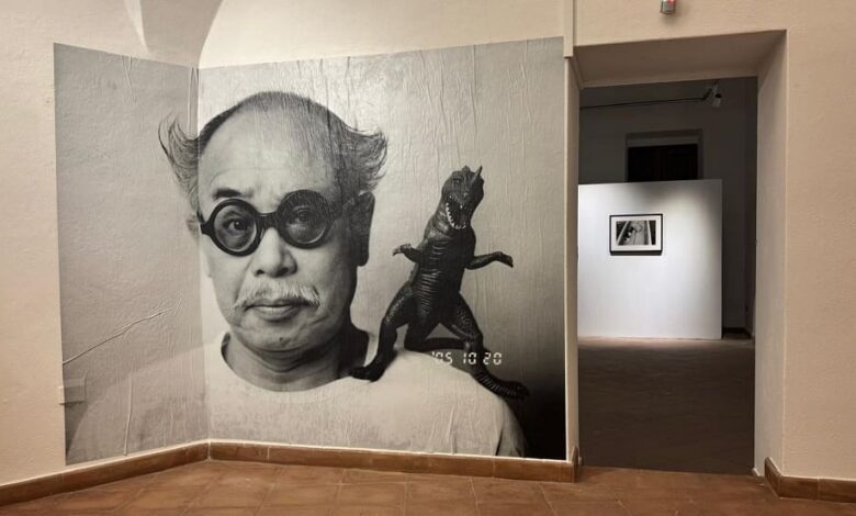 Il ritratto di Nobuyoshi Araki all'ingresso della mostra Secret Pages alla Pinacoteca Carlo Contini di Oristano