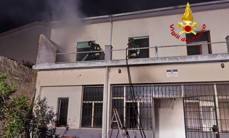 Vigili del Fuoco al lavoro sull’abitazione interessata dall’incendio a Serdiana