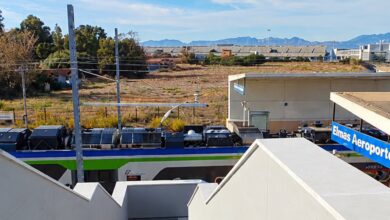 Il nuovo ingresso della stazione ferroviaria di Elmas Aeroporto con un treno in sosta al binario