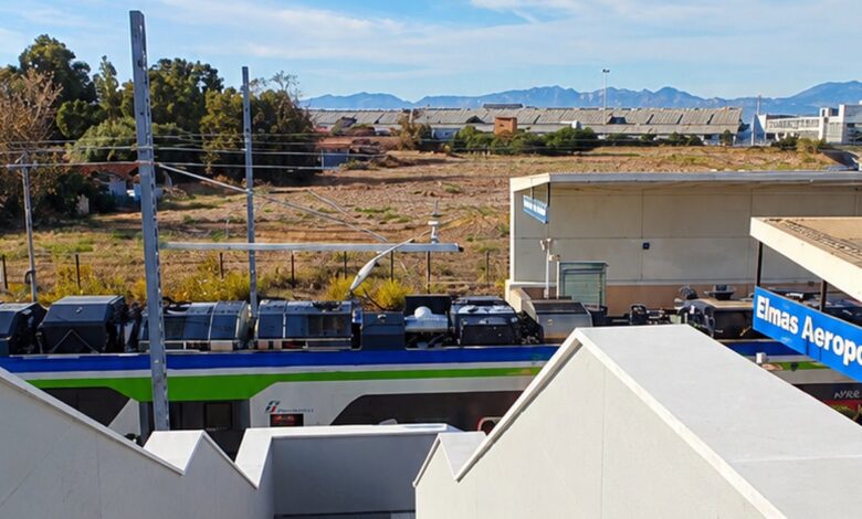 Il nuovo ingresso della stazione ferroviaria di Elmas Aeroporto con un treno in sosta al binario