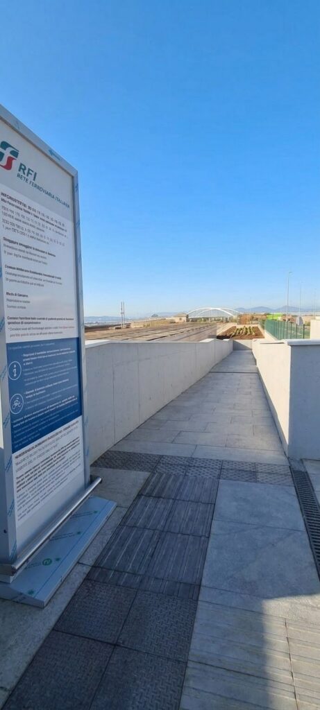 La rampa per le persone a ridotta mobilità del nuovo ingresso della stazione di Elmas Aeroporto