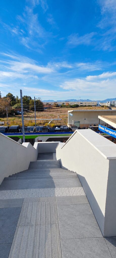 La scala del nuovo accesso alla stazione di Elmas Aeroporto, con vista sul primo marciapiede