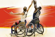 Due atleti di basket in carrozzina contendono il pallone sotto canestro
