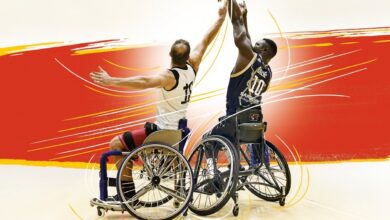 Due atleti di basket in carrozzina contendono il pallone sotto canestro