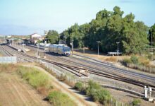 Un treno regionale nella stazione di Sanluri, sulla linea Cagliari-Oristano
