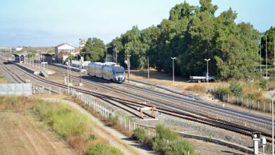 Un treno regionale nella stazione di Sanluri, sulla linea Cagliari-Oristano