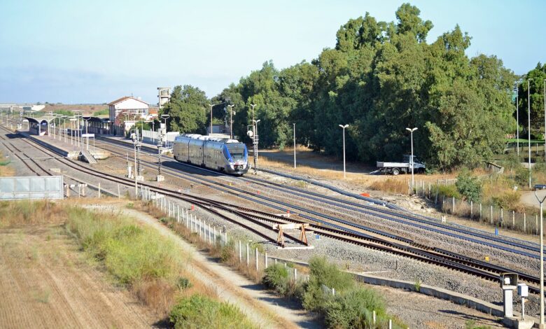 Un treno regionale nella stazione di Sanluri, sulla linea Cagliari-Oristano