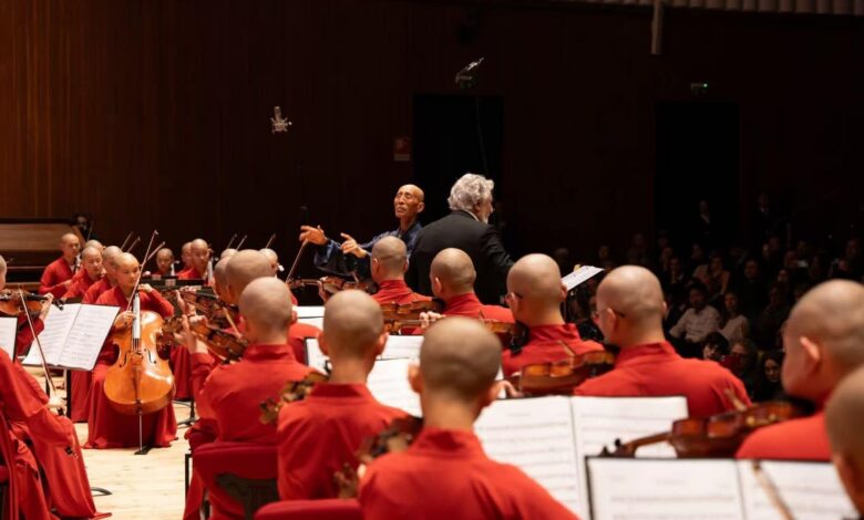 La Wule Symphony Orchestra, orchestra di monaci Chan, in concerto