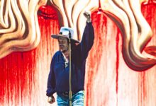 Zucchero Fornaciari sul palco durante un concerto