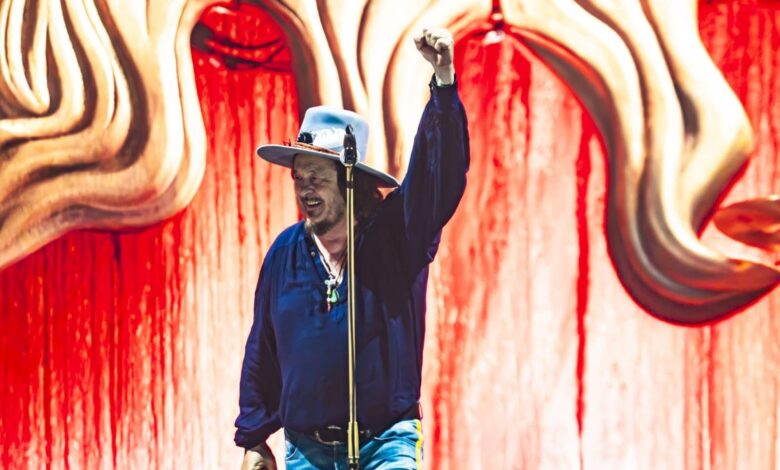 Zucchero Fornaciari sul palco durante un concerto